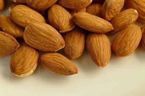 تصویر 2 از مغز بادام درختی خارجی با بافت ترد و تازه